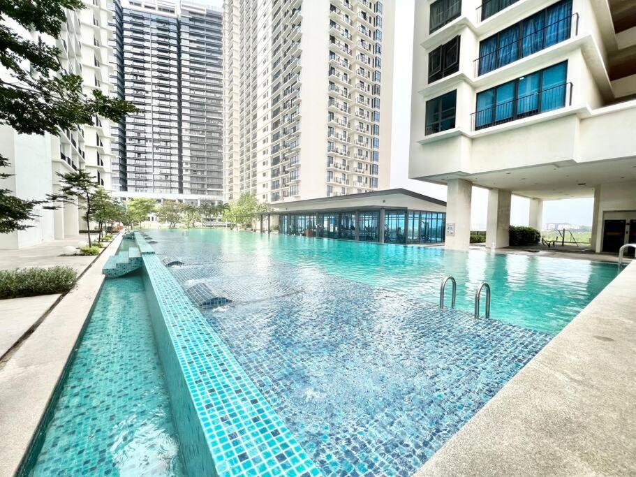 F 1-5 Pax 3bed Cozy Trefoil Setia Alam Wifi & Tv