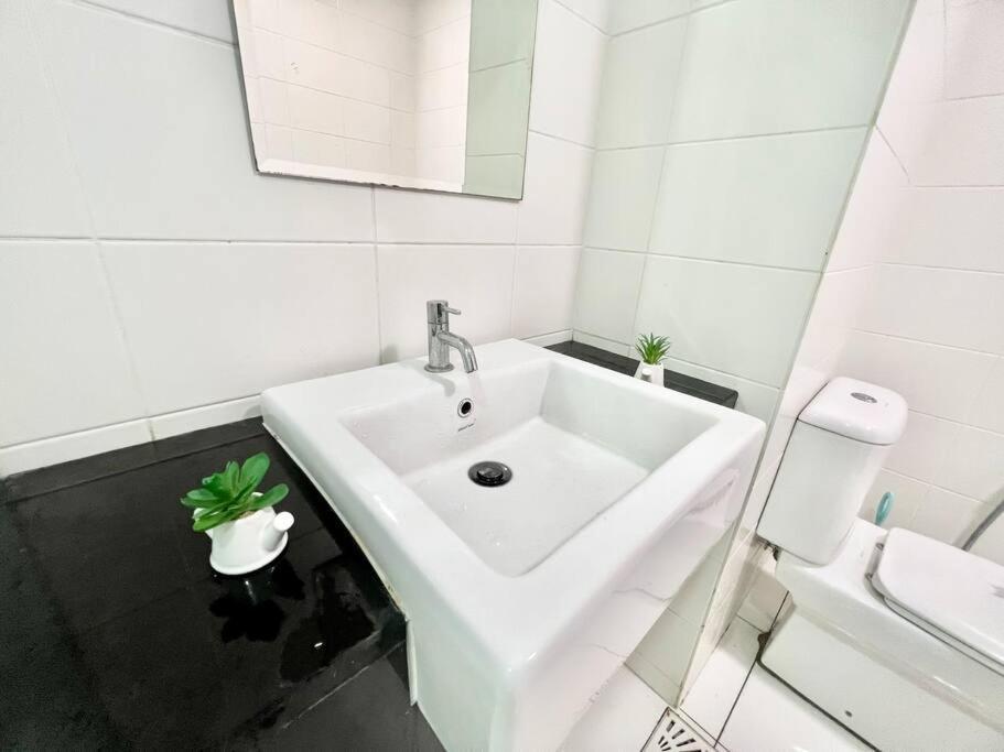 F 1-5 Pax 3bed Cozy Trefoil Setia Alam Wifi & Tv Apartment